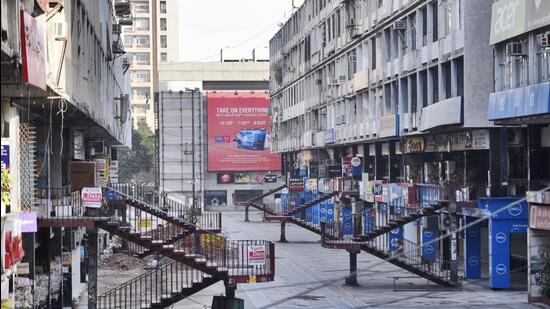 The Delhi Disaster Management Authority (DDMA) has ordered for shops to open on odd-even basis from January 1 and imposed weekend curfew from January 7. (HT Archive)