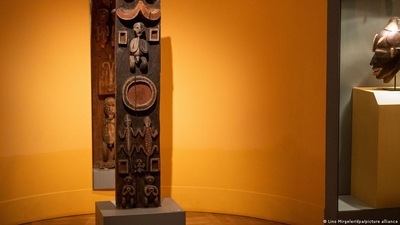 Due to difficulties faced by researchers, the provenance of one well-known object, a carved wooden post (pictured above) depicted by Munich's Blauer Reiter (Blue Rider) artists' group in their 1912 almanac, remains unclear. (Lino Mirgeler/dpa/picture alliance ) Due to difficulties faced by researchers, the provenance of one well-known object, a carved wooden post (pictured above) depicted by Munich's Blauer Reiter (Blue Rider) artists' group in their 1912 almanac, remains unclear. (Lino Mirgeler/dpa/picture alliance )