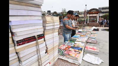 Sellers of Daryaganj’s Sunday Book Bazaar consider appealing for financial aid as weekend curfew affects business. (Photo: Sanchit Khanna/HT) Sellers of Daryaganj’s Sunday Book Bazaar consider appealing for financial aid as weekend curfew affects business. (Photo: Sanchit Khanna/HT)