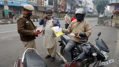 Police personnel stop commuters during weekend curfew in Delhi on Saturday. (ANI) Police personnel stop commuters during weekend curfew in Delhi on Saturday. (ANI)