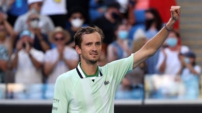 Clinical Medvedev cruises into Australian Open fourth round (REUTERS)