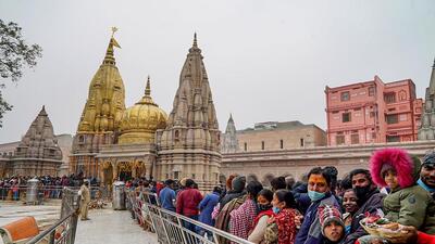 Varanasi: Crowd of devotees at Kashi Vishwanath temple on the first day of the New Year 2022, in Varanasi, Saturday, Jan. 2022. (PTI Photo) (PTI01_01_2022_000093B) (PTI) Varanasi: Crowd of devotees at Kashi Vishwanath temple on the first day of the New Year 2022, in Varanasi, Saturday, Jan. 2022. (PTI Photo) (PTI01_01_2022_000093B) (PTI)