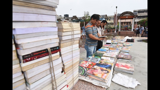 Sellers of Daryaganj’s Sunday Book Bazaar consider appealing for financial aid as weekend curfew affects business. (Photo: Sanchit Khanna/HT)