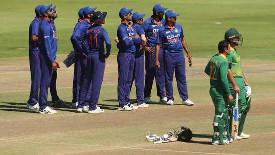 India players wait for a review for the wicket of South Africa's Quinton de Kock&nbsp;(REUTERS)