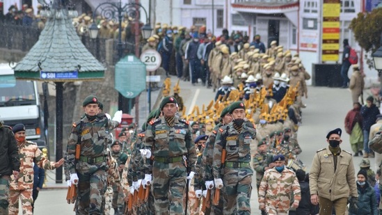 Indian Army personnel march during rehearsals for Republic Day parade, at Ridge in Shimla.(PTI)
