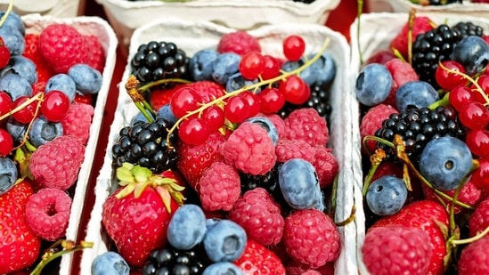 5. Berries - Berries are deeply-hued fruits packed with polyphenol compounds such as quercetin and anthocyanins, which exert powerful anti-inflammatory and antioxidant effects. Regular consumption has been linked to improvements in LDL cholesterol, blood pressure and even blood sugar control — all of which help keep arteries clear and healthy. Blackberries, blueberries, raspberries and strawberries are a pack of big punch when it comes to arterial health. (Pixabay)