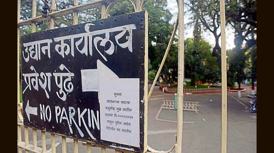 Sambhaji Maharaj Park on JM road has been shut for public due to rise in Covid cases. Gardens along with swimming pools, open grounds, tourist places and religious places will once again reopen in the district from Monday (HT PHOTO)