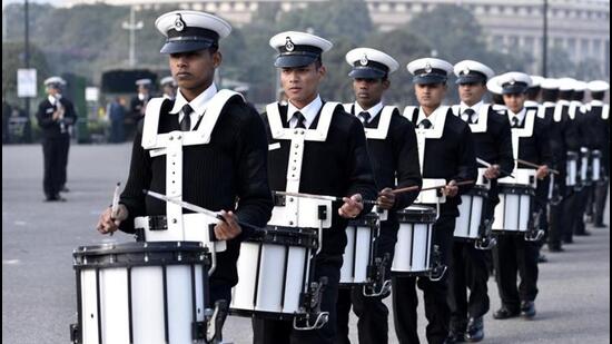 Beating Retreat has traditionally ended with the hymn, Abide With Me. This year military buglers will play the iconic patriotic song Sare Jahan Se Acha in the end. (HT PHOTO.)