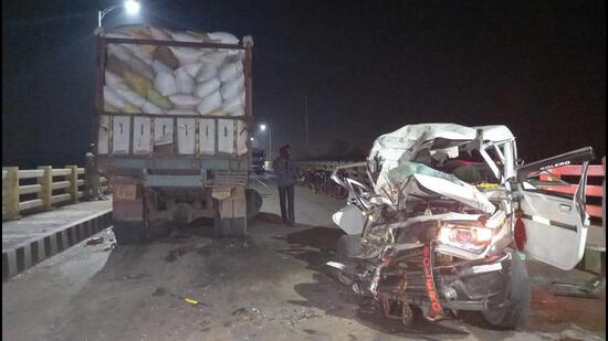 Five members of a bridegroom’s party were killed and five others seriously injured when the SUV they were travelling in collided with a truck over a bridge on Mahanadi River in Sonepur district late on Friday night. (HT PHOTO.)
