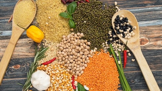 6. Legumes - Legumes have also been linked to reductions in blood pressure and chronic inflammation, both of which are contributors to atherosclerosis and blood vessel damage. Beans, peas, chickpeas, lentils are pack with hefty dose of fiber, including soluble fiber. (Pixabay)