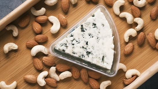 4) Foods rich in Magnesium - Such as almonds, cashews, pumpkin seeds and bananas are excellent foods for allergy relief because magnesium is an antihistamine. It has a calming effect on allergies. (Photo by Towfiqu Barbhuiya on Unsplash)
