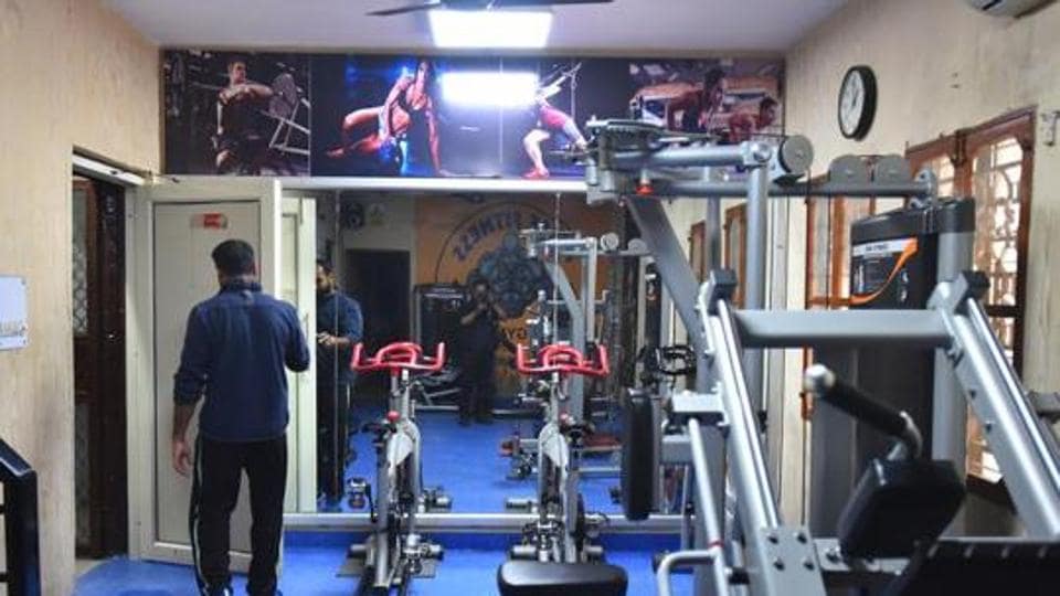 Last month, gym owners held protests outside the residences of L-G Anil Baijal and CM Arvind Kejriwal against the DDMA’s order to keep gyms closed (HT file photo)