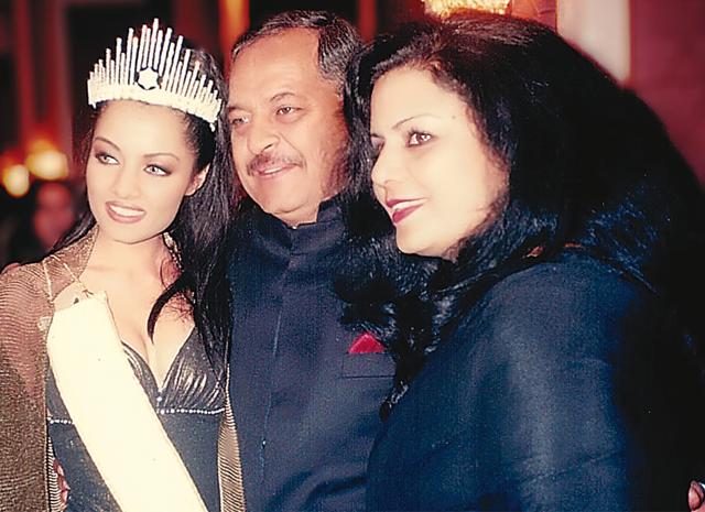 With her parents Colonel VK Jaitly (SM) and Dr Meeta Jaitly the night she won the title Miss India Universe 2001