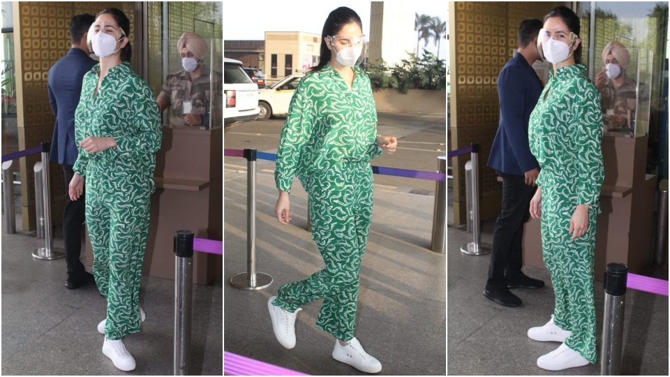 Katrina's opts for minimal styling with the airport look. (HT Photo/Varinder Chawla) Katrina's opts for minimal styling with the airport look. (HT Photo/Varinder Chawla)