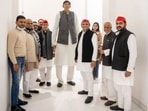 India's tallest man Dharmendra Pratap Singh has taken the membership of Samajwadi Party on Saturday.&nbsp;