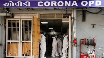 Coronavirus spreads in close proximity and within the first 5 minutes after being breathed out, the study suggests. Coronavirus spreads in close proximity and within the first 5 minutes after being breathed out, the study suggests. 