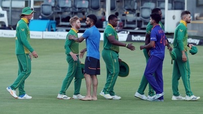 Cricket - Third One Day International - South Africa v India - Newlands Cricket Ground, Cape Town, South Africa - January 23, 2022 South Africa and India players shake hands after the match REUTERS/Sumaya Hisham (REUTERS)