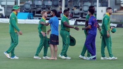 Cricket - Third One Day International - South Africa v India - Newlands Cricket Ground, Cape Town, South Africa - January 23, 2022 South Africa and India players shake hands after the match REUTERS/Sumaya Hisham (REUTERS)