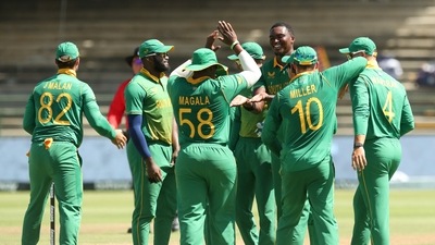 Cricket - Third One Day International - South Africa v India - Newlands Cricket Ground, Cape Town, South Africa - January 23, 2022 South Africa's Lungi Ngidi celebrates with teammates after taking the wicket of India's KL Rahul REUTERS/Sumaya Hisham (REUTERS)