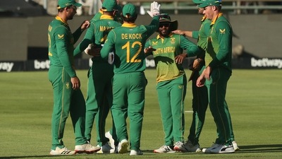 Cricket - Third One Day International - South Africa v India - Newlands Cricket Ground, Cape Town, South Africa - January 23, 2022 South Africa's Temba Bavuma celebrates with teammates after taking the wicket of India's Suryakumar Yadav REUTERS/Sumaya Hisham (REUTERS)
