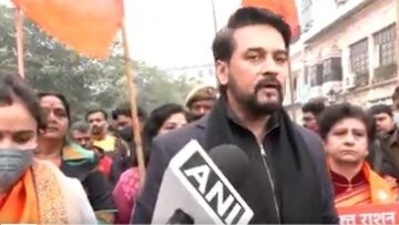 Anurag Singh Thakur campaigned from door to door in Lucknow on Sunday.&nbsp;