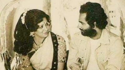 Hema Malini in old picture from Sholay sets with Ramesh Sippy. Hema Malini in old picture from Sholay sets with Ramesh Sippy.