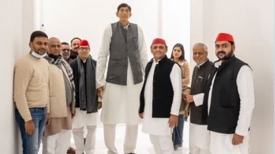 India's tallest man Dharmendra Pratap Singh has taken the membership of Samajwadi Party on Saturday.&nbsp;