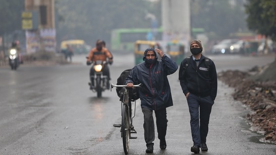 Commuters out in Karol Bagh amid light rains, in New Delhi.(HT Photo) Commuters out in Karol Bagh amid light rains, in New Delhi.(HT Photo)