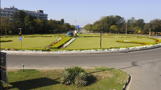 The road stretch from Matka Chowk, straight to Sector 16/17 light point, left turn towards Lyon’s light point and right turn towards Parade Ground, Sector 17, Chandigarh, must be avoided on Monday. (HT Photo)