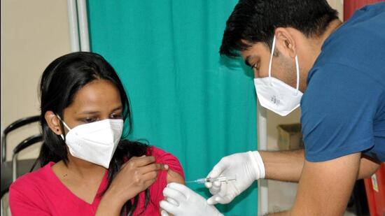 Patna has achieved first dose vaccination coverage of 81.04% against its eligible target population of 49,17,869, including the 15-18 years age group adolescents. Its second dose coverage is 81.7% against those eligible for the second jab. (HT PHOTO.)
