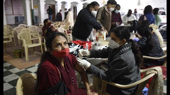 A total of 5,185 doses of Covid-19 vaccine were administered on Sunday in Gurugram. (Parveen Kumar/HT)