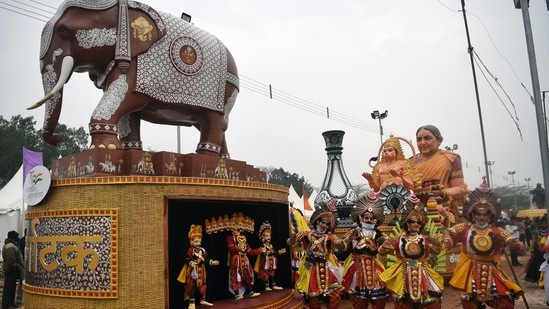 Karnataka artists performing at a Tableau display for the upcoming Republic Day parade, at Rashtriya Rangshala Camp, in New Delhi on Saturday(ANI Photo) Karnataka artists performing at a Tableau display for the upcoming Republic Day parade, at Rashtriya Rangshala Camp, in New Delhi on Saturday(ANI Photo)