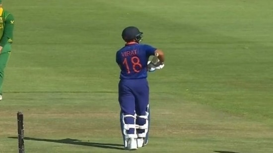 Virat Kohli's cradle gesture for daughter Vamika(Twitter) Virat Kohli's cradle gesture for daughter Vamika(Twitter)