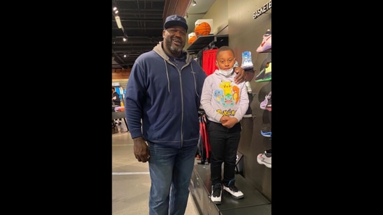 Shaquille O’Neal with the little boy who was crying who gifted shoes and a coat to.&nbsp;(instagram/@zdawg_3)