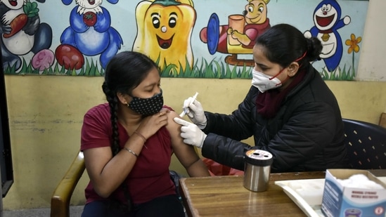Hindustan Times' analysis said that a large number of people were vaccinated on the first 4 days of the drive. Then, the amount slowly decreased.(Sanjeev Verma/HT PHOTO)