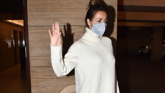 In the end, Malaika rounded off the glam picks by tying her auburn locks in a sleeked back top knot and opting for on-fleek eyebrows and bare face. What do you think of the star's all-white look?(HT Photo/Varinder Chawla)