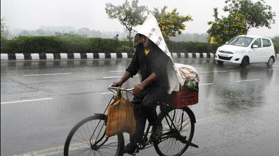 IMD has forecast no rain for the city till January 29, and said the impact of colder winds from snow-clad hills will lead to a drop in the minimum temperature. (HT) IMD has forecast no rain for the city till January 29, and said the impact of colder winds from snow-clad hills will lead to a drop in the minimum temperature. (HT)