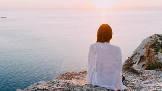 Atapa-Sevana: Exposing yourself to morning sun rays during winter is like a warming hug to your cold body or skin. Ayurveda suggests atapa-sevana after abhyanga which helps with proper absorption of the oil in your skin and also helps in the synthesis of Vitamin D.(Pixabay)