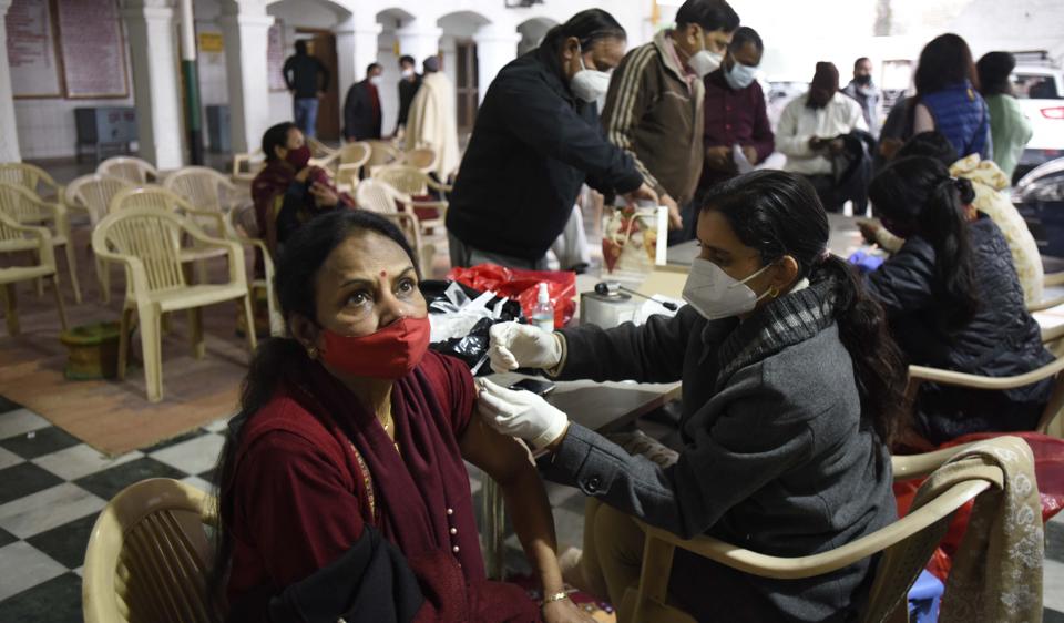 File photo of health workers administering anti-coronavirus vaccines to beneficiaries. File photo of health workers administering anti-coronavirus vaccines to beneficiaries.