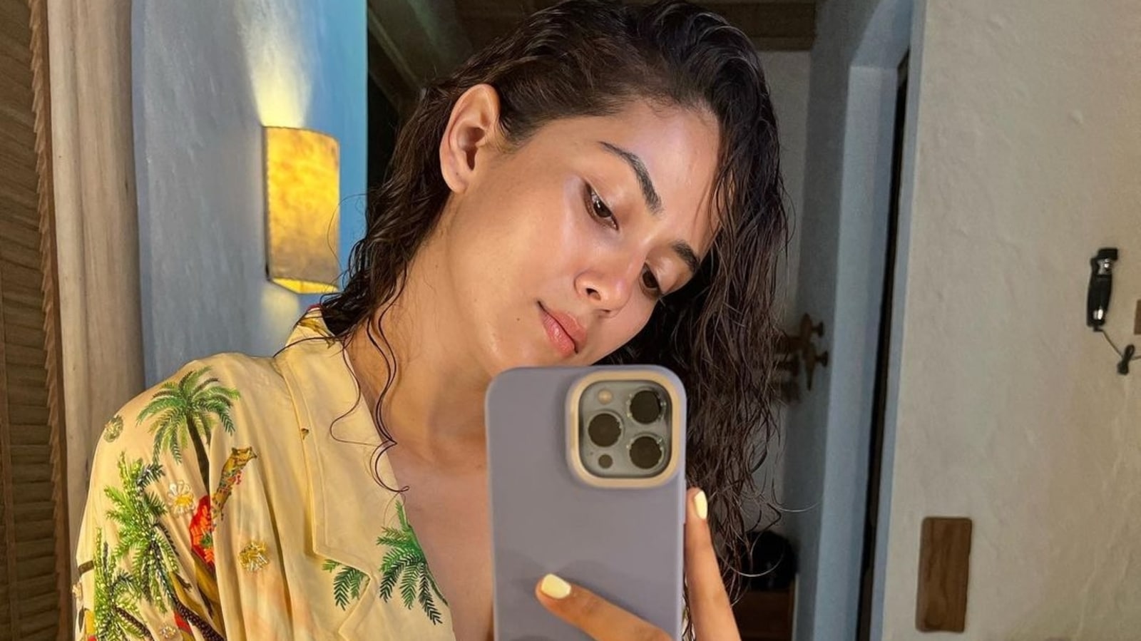 Mira Rajput's vegan silk kaftan dress in mirror selfie is worth ₹51k