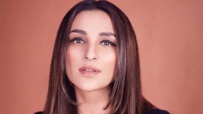 Leaving her luscious tresses open down her shoulders in mid-parted hairstyle, Parineeti amplified the glam quotient with a dab of pink lipgloss, rosy blushed and highlighted cheeks, black winged eyeliner streaks, mascara-laden eyelashes, pink eyeshadow and filled-in eyebrows. (Instagram/parineetichopra) Leaving her luscious tresses open down her shoulders in mid-parted hairstyle, Parineeti amplified the glam quotient with a dab of pink lipgloss, rosy blushed and highlighted cheeks, black winged eyeliner streaks, mascara-laden eyelashes, pink eyeshadow and filled-in eyebrows. (Instagram/parineetichopra)