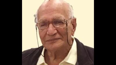 Keshav Waman Patwardhan, popularly known as Rayakaka Patwardhan, the founder of Prasanna Travels passed away on Monday (HT PHOTO)
