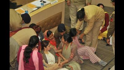 Marshals trying to remove protesting AAP and Congress councillors from the well of the House during the meeting at the Municipal Corporation office in Sector 17, Chandigarh, on Monday. (Ravi Kumar/HT) Marshals trying to remove protesting AAP and Congress councillors from the well of the House during the meeting at the Municipal Corporation office in Sector 17, Chandigarh, on Monday. (Ravi Kumar/HT)