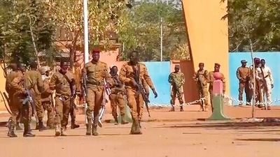 Mutinous soldiers in Burkina Faso walk outside the Guillaume Ouedraogo military camp in Ouagadougou. (AP) Mutinous soldiers in Burkina Faso walk outside the Guillaume Ouedraogo military camp in Ouagadougou. (AP)