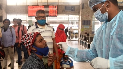A healthcare worker in Mumbai collects swab samples for the Covid-19 test of a passenger arriving on outstation trains at Bandra Terminus.&nbsp; (Vijay Bate / HT PHOTO)