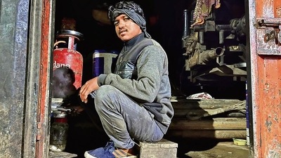 Although he has been working in Delhi for some years, Mr Vinod does not think of himself as a Delhiwale. Although he has been working in Delhi for some years, Mr Vinod does not think of himself as a Delhiwale.