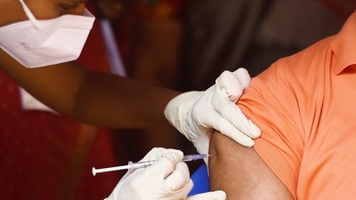 Fourth Covid-19 vaccine shot for people over 60 builds resistance to serious illness: Israel (PTI)