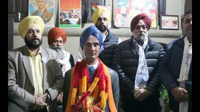 AAP candidate KNS Kang and others also paid tribute to BR Ambedkar at his statue installed in Mullanpur in Ludhiana. (HT PHOTO)