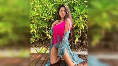 Sunny Leone shows how to grab eyeballs and stay comfy in a swimswear with this pink and blue fringe swimwear. She teamed it with a cape. (Instagram/@sunnyleone) Sunny Leone shows how to grab eyeballs and stay comfy in a swimswear with this pink and blue fringe swimwear. She teamed it with a cape. (Instagram/@sunnyleone)