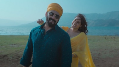 Salman Khan and Pragya Jaiswal in a still from the Main Chala music video.